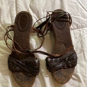 GAP wooden / leather strappy sandals. Women’s size 9. Dark brown. Adjustable